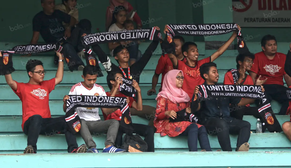 Fans United Indonesia hadir menyaksikan legenda Manchester United, Denis Irwin berlaga pada acara United Way Coaching Clinic You C 1000 di Stadion Soemantri Brojonegoro, Jakarta, Sabtu (7/5/2016). (Bola.com/Nicklas Hanoatubun)