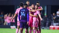 Pemain tengah Inter Miami, Lionel Messi (kedua kanan) merayakan golnya saat melawan Charlotte FC laga lanjutan MLS di Chase Stadium pada Sabtu 28 September 2024 atau Minggu (29/9/2024) pagi WIB di Fort Lauderdale, Florida. (Megan Briggs/Getty Images North America/Getty Images via AFP)