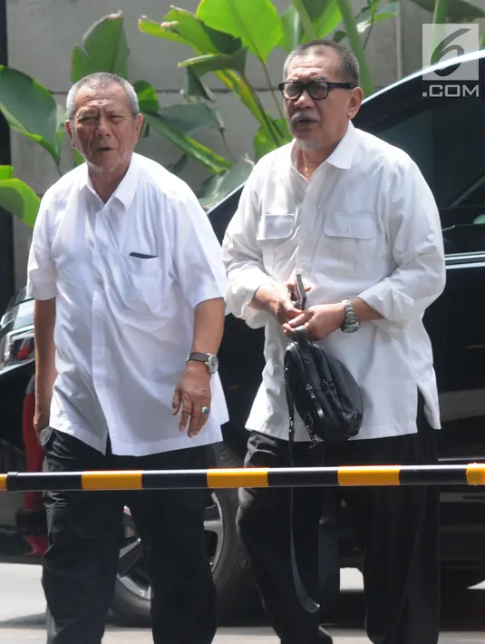 Mantan Wakil Gubernur Jawa Barat, Deddy Mizwar (kiri) memenuhi panggilan penyidik KPK untuk pemeriksaan di Jakarta, Rabu (12/12). Deddy diperiksa dalam penyidikan kasus dugaan suap pengurusan izin proyek pembangunan Meikarta. (Merdeka.com/Dwi Narwoko)
