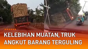 Sebuah truk angkutan terguling di jalan sempit mengundang perhatian.