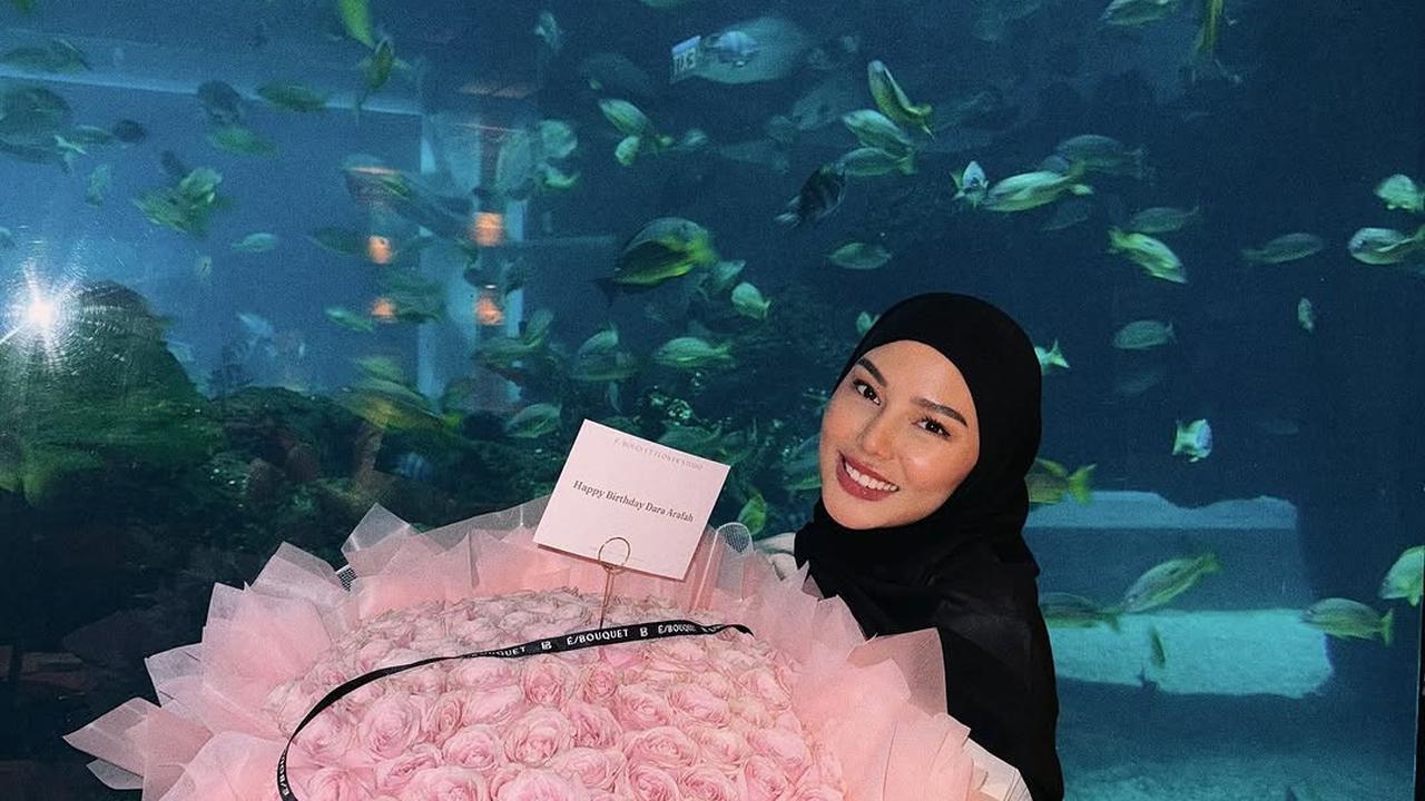 7 Potret Ultah Dara Arafah Dirayakan Bareng Sahabat, Ada Keanu Agl - Dapat Sebouquet Mawar Pink Besar