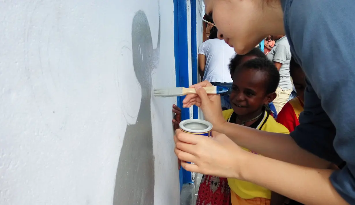 Anak-anak PAUD dilibatkan dalam menghias dinding toilet