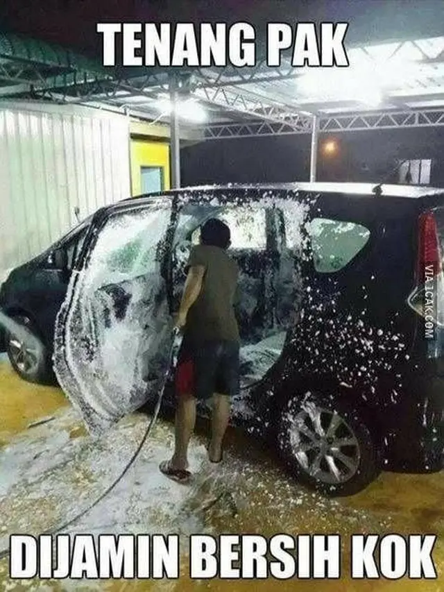 6 Aksi Totalitas Bapak-Bapak Cuci Mobil Usai Mudik Ini Nyeleneh