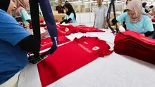 Para pekerja sedang memproduksi jersey Timnas Indonesia di pabrik yang berada daerah Bandung, Jawa Barat pada Rabu (12/2/2025). (Bola.com/Abdul Aziz)