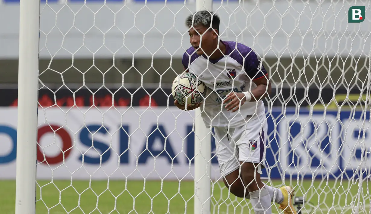 Pemain Persita Tangerang, Ahmad Nur Hardianto melakukan selebrasi usai mencetak gol pertama timnya ke gawang Borneo FC dalam laga pekan ke-6 BRI Liga 1 2021/2022 di Stadion Pakansari, Bogor, Sabtu (10/2/2021). (Bola.com/M Iqbal Ichsan)