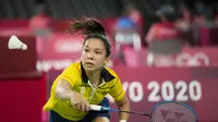 Tunggal putri Belgia, Lianne Tan berusaha mengembalikan pukulan Gregoria Mariska dari Indonesia dalam pertandingan penyisihan Grup M cabang bulu tangkis Olimpiade Tokyo 2020 di Musashino Forest Sports Plaza, Tokyo, Rabu (28/7/2021). Mariska menang 21-11 dan 21-17. (AP Photo/Dita Alangkara)