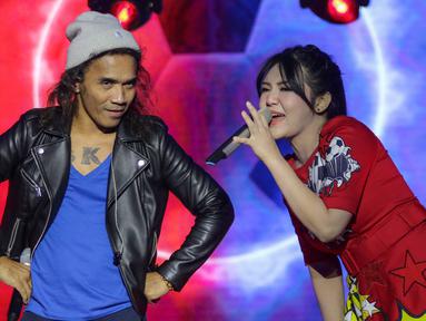 Vokalis Slank, Kaka (kiri) berduet dengan Via Vallen saat tampil memeriahkan acara Sportcaster Piala Dunia 2022 pada acara Konser Histeria Pesta Bola Dunia 2022 di EMTEK City, Jakarta, Kamis (20/10/2022). (Bola.com/Bagaskara Lazuardi)