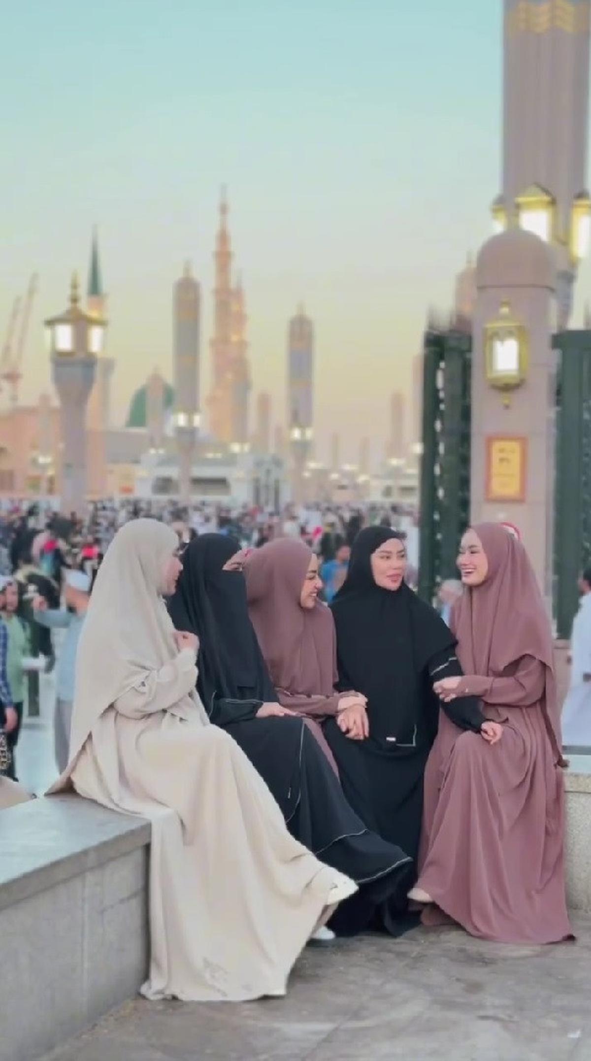 Momen Dinda Hauw, Dara Arafah, Anisa Rahma, Wardah Maulina dan Antik Arifani Jalani Umrah Bersama