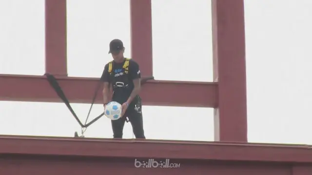 Bintang asal Brazil ini berada di Jenewa, Swiss, menendang sebuah bola dari atas kursi raksasa, bagian dari tugasnya sebagai Duta PBB.