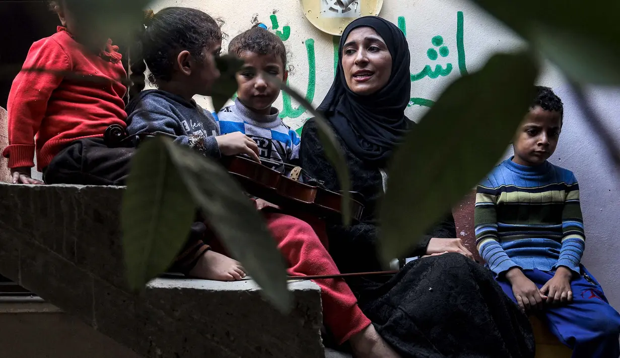 Jawaher al-Aqraa merupakan salah satu dari ratusan ribu warga Gaza yang mengungsi karena serangan udara Israel yang kian gencar sejak serangan Hamas pada 7 Oktober lalu. (Eyad BABA/AFP)