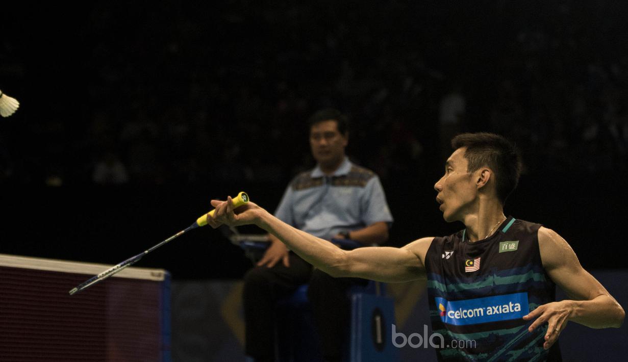 Tunggal putra Malaysia, Lee Chong Wei, mengembalikan kok saat melawan tunggal India, Prannoy H S, pada laga BCA Indonesia Open di JCC, Jakarta, Kamis (15/6/2017). Chong Wei kalah 10-21 dan 18-21. (Bola.com/Vitalis Yogi Trisna)