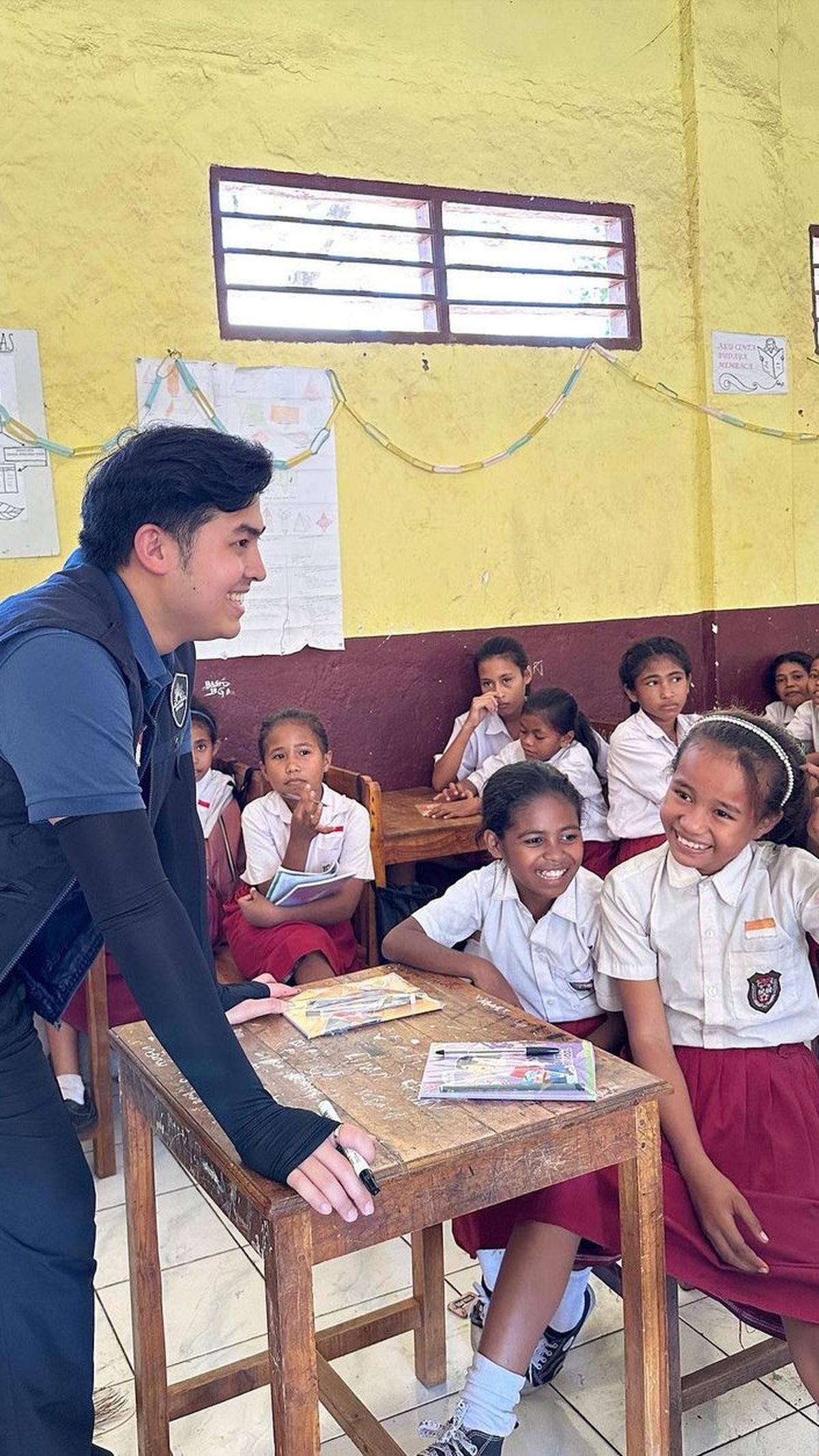 Kegiatan mengajar yang dilakukan Jerome di Lembata berlangsung seru. Ia terlihat diterima baik oleh siswa-siswa yang ada di sana.&nbsp;