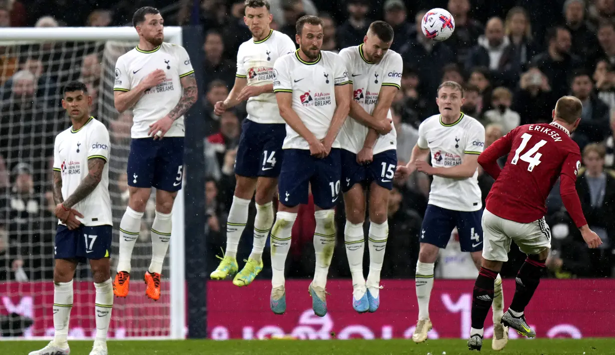Dengan hasil imbang ini Manchester United  tetap berada di urutan keempat dengan 60 poin. (AP Photo/Alastair Grant)