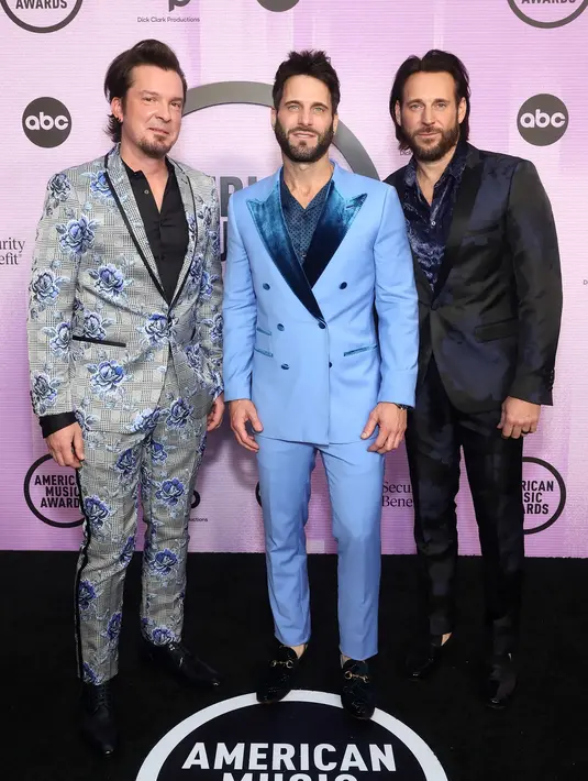 <p>Satu lagi grup Parmalee yang tampil dalam setelan blazer. Ketiganya tampil kompak dengan blazer bernuansa kebiruan dengan corak bunga, yang masing-masing seragam dengan celananya. Foto: Vogue.</p>