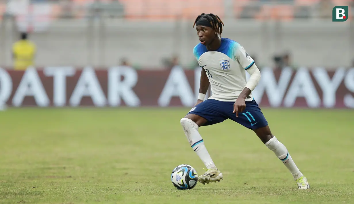 Pemain Timnas Inggris U-17, Joel Ndala, saat melawan Uzbekistan U-17 pada babak 16 besar Piala Dunia U-17 2023 di Jakarta International Stadium (JIS), Rabu (22/11/2023). (Bola.com/M Iqbal Ichsan)