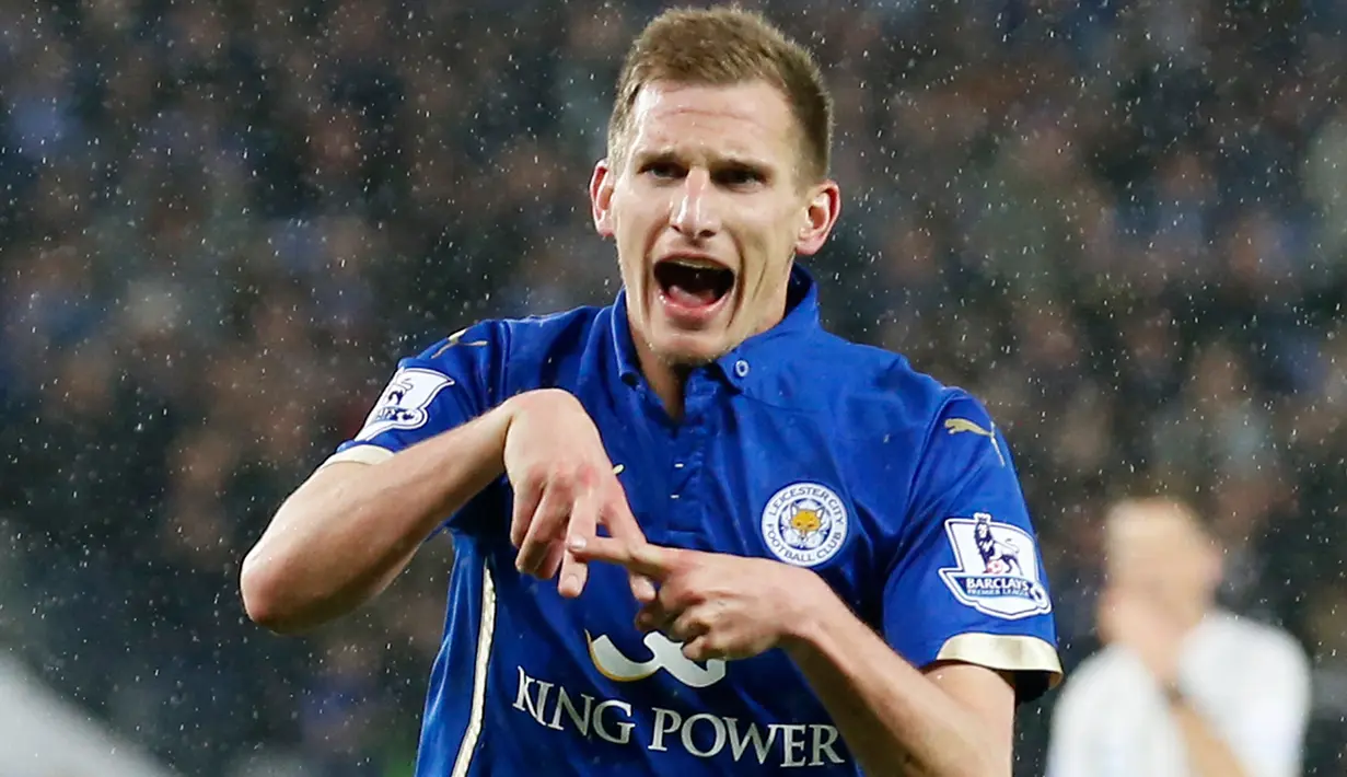 Gelandang Leicester City, Marc Albrighton merayakan selebrasi usai mencetak gol ke gawang Chelsea saat Laga Liga Premier Inggris di King Power Stadium, Kamis (30/4/2015). Chelsea menang 3-1 atas Leicester City.(Reuters/Carl Recine)