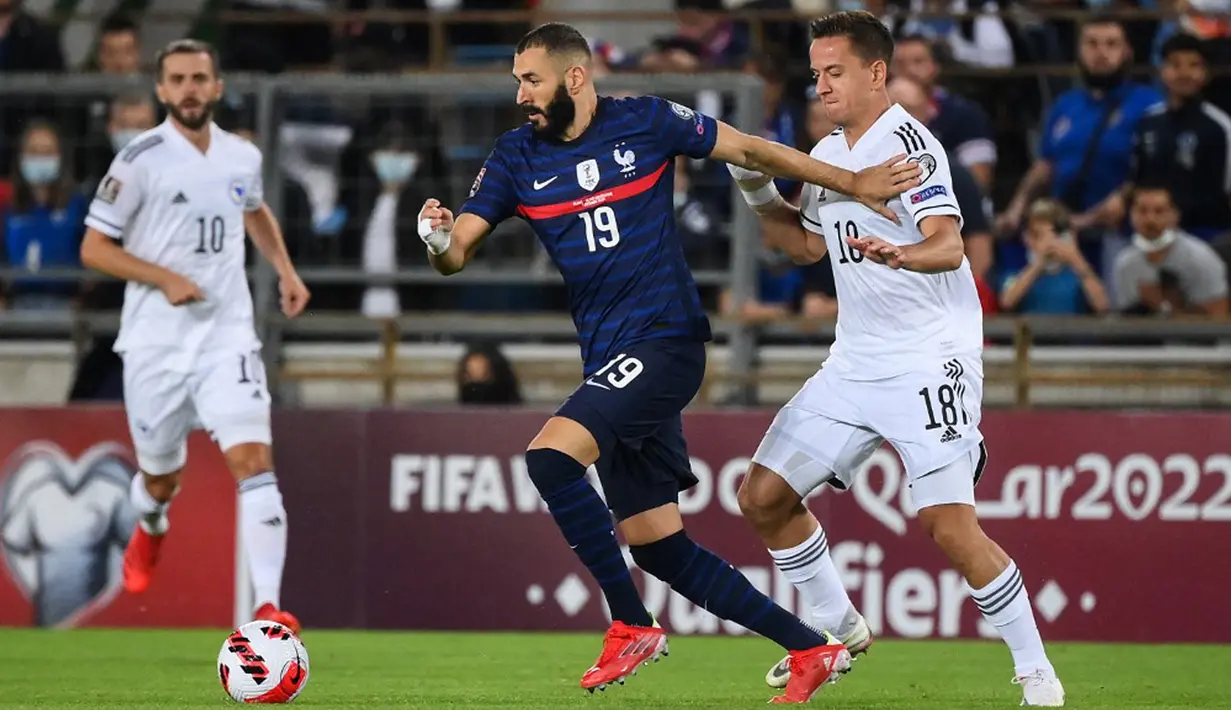 Pemain Prancis Karim Benzema (tengah) berebut bola dengan pemain Bosnia-Herzegovina Amir Hadziahmetovic (kanan) pada pertandingan Grup D kualifikasi Piala Dunia 2022 di Stadion Meineau, Strasbourg, Prancis, Rabu (1/9/2021). Pertandingan berakhir dengan skor 1-1. (FRANCK FIFE/AFP)