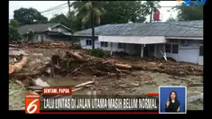 Air banjir masih terus mengalir di sepanjang jalan dan meninggalkan endapan lumpur.