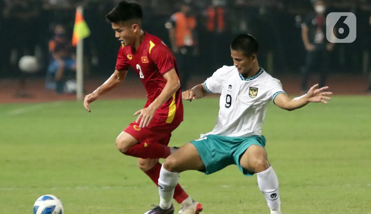 Pemain depan Timnas Indonesia U-19, Hokky Caraka BB (kanan) berebut bola dengan Nguyen Hong Phuc (Vietnam U-19) pada kualifikasi grup A Piala AFF U-19 2022 di Stadion Patriot Candrabhaga, Bekasi, Jawa Barat, Sabtu (2/7/2022). Timnas Indonesia U-19 gagal membungkam Vietnam U-19 setelah bermain imbang 0-0. (Liputan6.com/Helmi Fithriansyah)