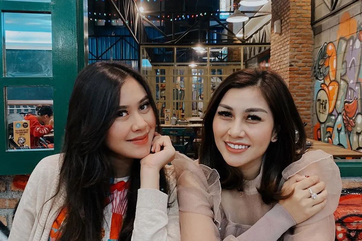 7 Potret Kompak Nisya Ahmad dan Syahnaz, Sibling Goals Banget