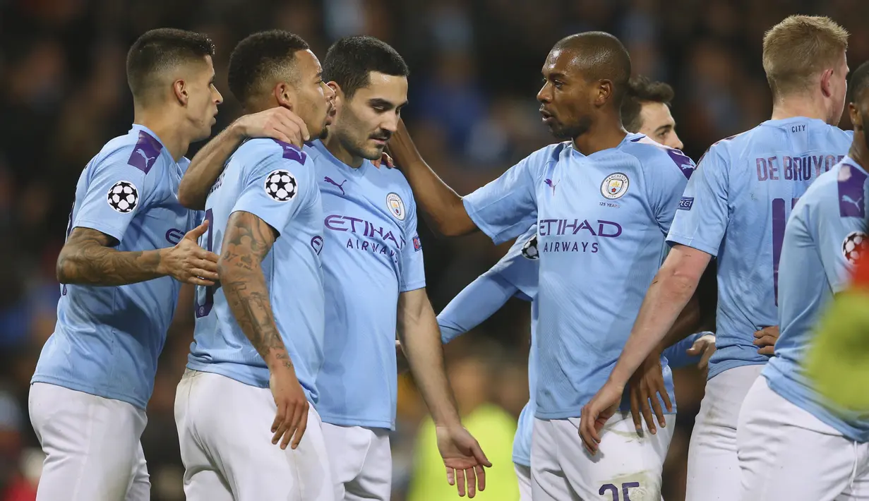 Gelandang Manchester City, Ilkay Gundogan (tengah) berselebrasi dengan rekan-rekannya usai mencetak gol ke gawang Shakhtar Donetsk pada pertandingan Grup C Liga Champions di Stadion Etihad, Inggris (26/11/2019). Manchester City bermain imbang 1-1 atas Shakhtar Donetsk. (AP Photo/Dave Thompson)