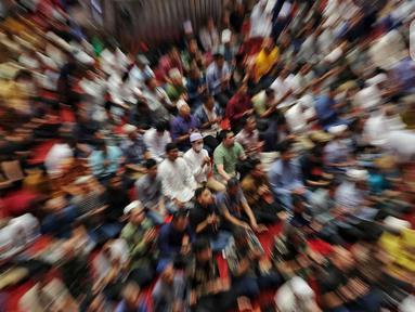 Salah satu umat Muslim memanjatkan doa sesaat setelah melaksanakan salat Jumat di Masjid Istiqlal, Jakarta, Jumat (7/3/2025). (Liputan6.com/Angga Yuniar