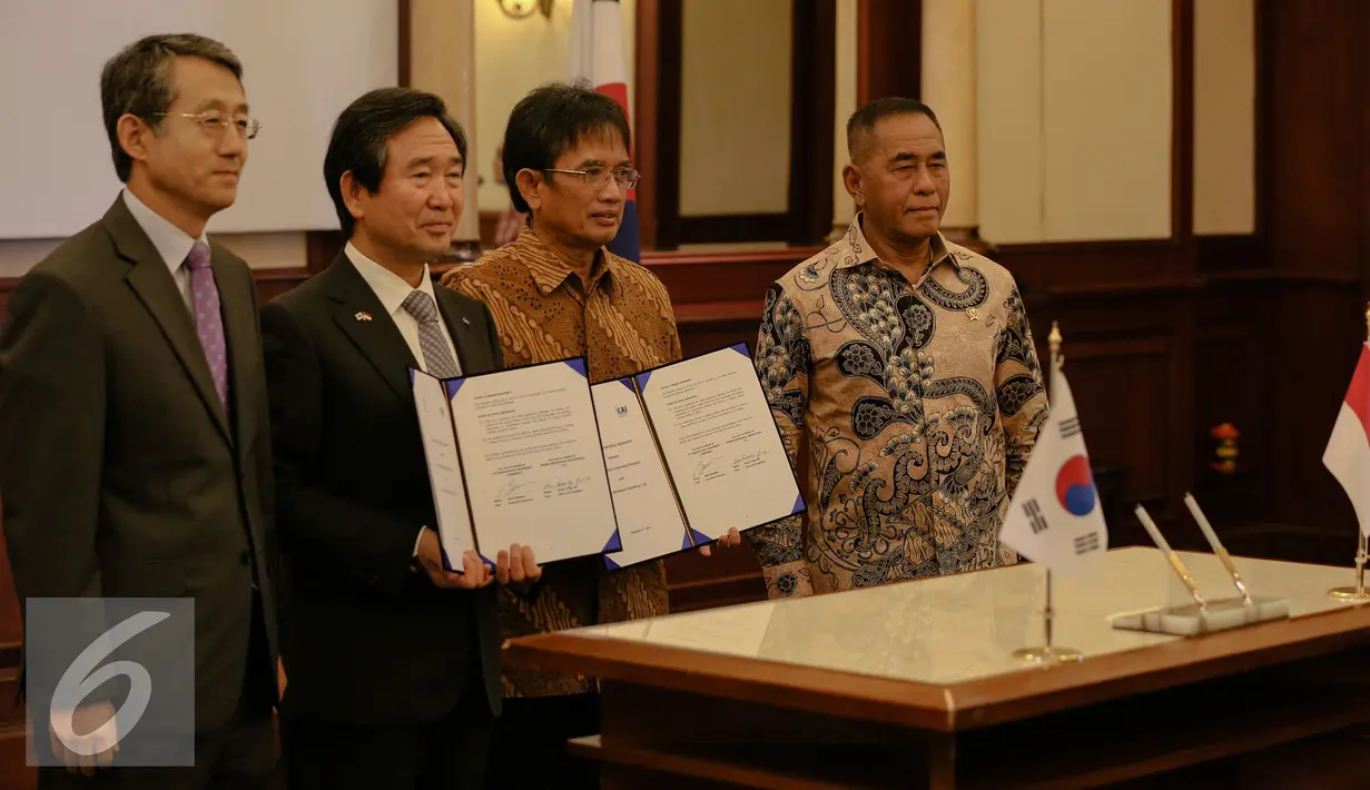 Direktur Utama Korea Airspace Industries Ha Sung Young (kiri) Menteri Pertahanan Ryamizard Ryacudu (kanan) berfoto bersama usai penandatanganan MoU strategic cooperation agreement, Jakarta, Jumat (4/12). (Liputan6.com/Faizal Fanani)