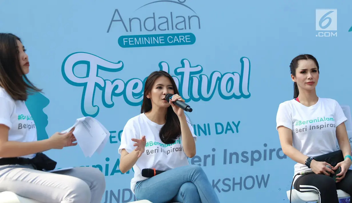Andalan Feminine Care Brand Talent Sonya Pandarmawan berbicara dalam Andalan Freshtival Special Kartini Day di kawasan Senayan, Jakarta, Minggu (21/4). Acara yang digelar untuk memperingati Hari Kartini tersebut mengajak kaum wanita berani tampil menjadi inspirasi. (Liputan6.com/Immanuel Antonius)