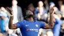 Pemain Chelsea Michy Batshuayi merayakan gol kedua untuk timnya saat pertandingan melawan Watford di stadion Stamford Bridge di London (21/10). Michy Batshuayi  berhasil menyumbang dua gol untuk Chelsea. (AP/Matt Dunham)