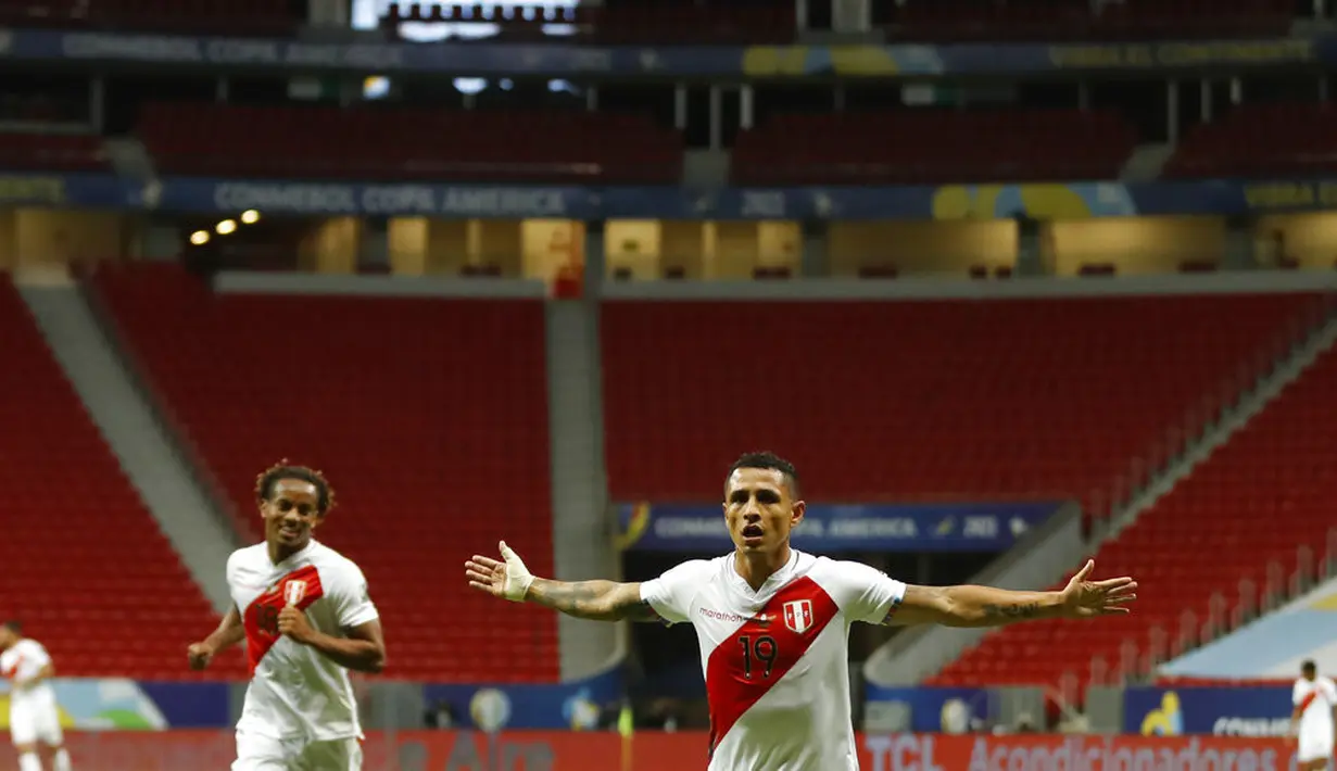 Gelandang Peru, Yoshimar Yotun berselebrasi usai mencetak gol ke gawang Kolombia pada pertandingan juara ketiga Copa America 2021 di Stadion Nasional Brasilia, Brasil, Sabtu (10/7/2021). Kolombia menang dramatis 3-2 atas Peru. (AP Photo/Andre Penner)