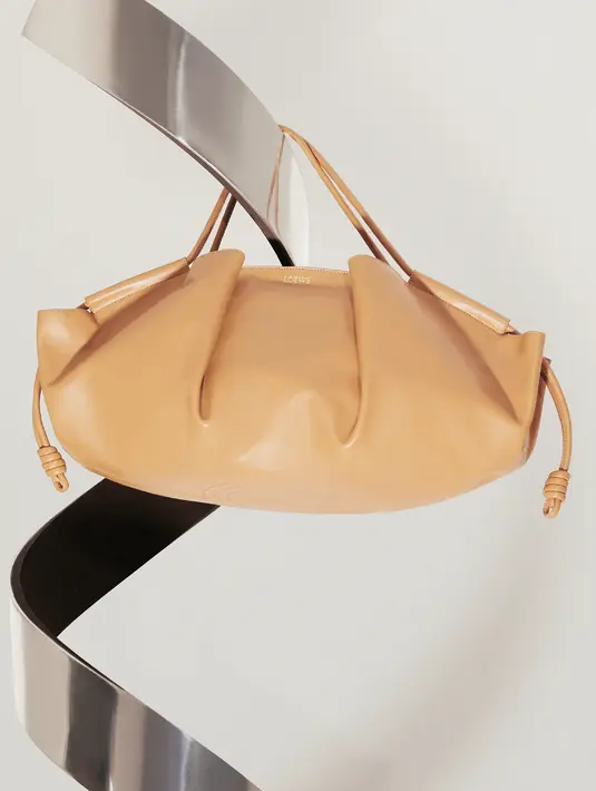 Tas ini juga dibuat ringan dengan lapisan suede. Paseo tampl debut di runway Spring/Summer 2023 di Paris. Dalam warna Dark Butter, Burgundy, Light Mauve, Emerald dan Khaki Green. [Foto: Dok. LOEWE]