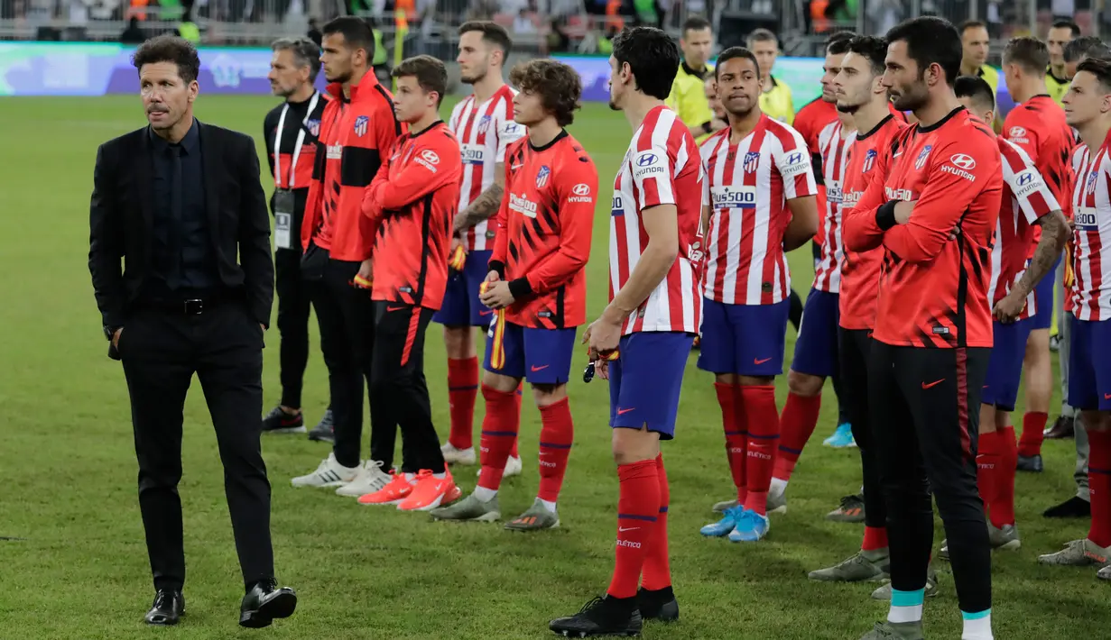 Ekspresi para pemain Atletico Madrid setelah dikalahkan Real Madrid pada pertandingan final Piala Super Spanyol di King Abdullah Stadium, Jeddah, Arab Saudi, Senin (13/1/2020). Real Madrid menang adu penalti 4-1. (AP Photo/Hassan Ammar)