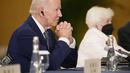 Presiden AS Joe Biden mendengarkan Presiden China Xi Jinping selama pertemuan mereka di sela-sela pertemuan puncak G20 di Nusa Dua, di Bali, Senin (14/11/2022). Biden mengatakan bahwa dirinya ingin agar AS dan China mampu mengatasi perbedaan dan mencegah persaingan menjadi konflik. (AP/Alex Brandon)