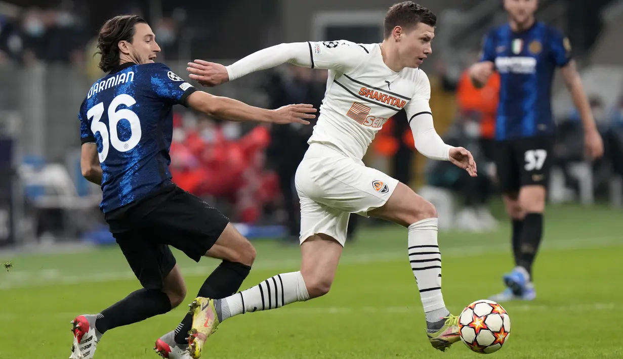 Bek Inter Milan Matteo Darmian mencoba menghentikan bek Shakhtar Donetsk Mykola Matviyenko pada matchday 5 Grup D Liga Champions 2021/2022 di Stadion Giuseppe Meazza, Kamis (25/11/2021) dini hari WIB. Edin Dzeko memborong gol saat Inter Milan menundukkan Shakhtar Donetsk 2-0. (AP Photo/Luca Bruno)