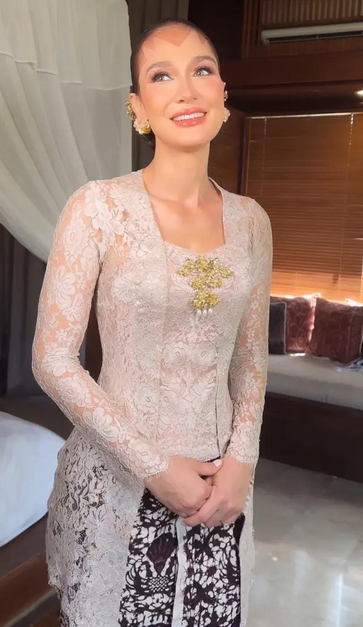 Kebaya pilihan Luna Maya di hari pernikahan. [@rhay_david]