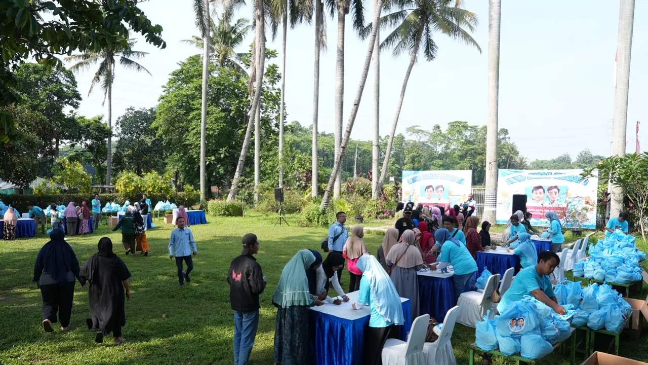 Barisan Relawan For Gibran (RFG) Jawa Barat menggelar tebus murah sembako bagi warga di wilayah Depok. Total ada sekitar 1.000 paket yang dibagikan ke warga.