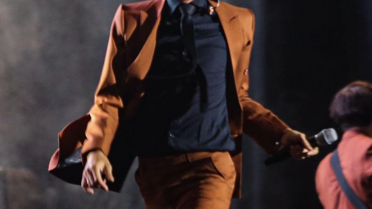 Sementara, The Changcuters tampil energik dengan membawakan lagu hits mereka, seperti <i>Main Serong, Hijrah ke London,</i> dan <i>Gila-gilaan</i>. Liputan6.com/Angga Yuniar