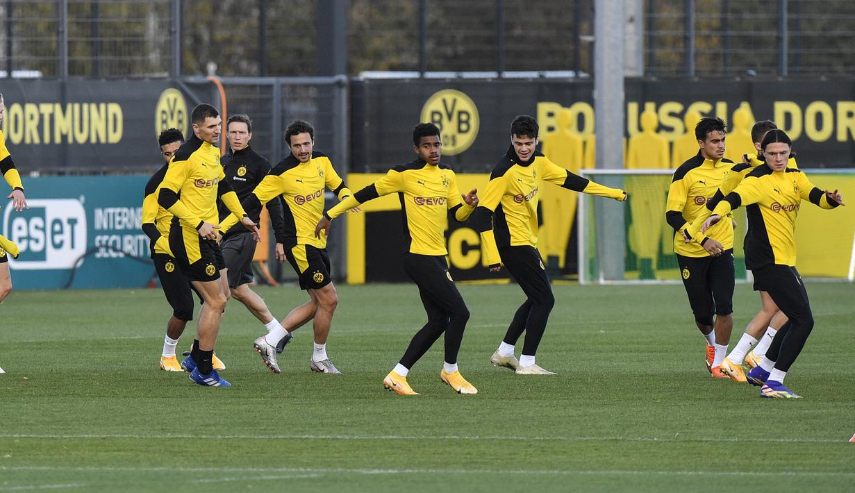 Para pemain Borrusia Dortmund melakukan pemanasan saat mengikuti sesi latihan tim di tempat latihan di Dortmund, Jerman, Selasa (3/11/2020). Dortmund akan bertanding melawan Club Brugge pada grup F Liga Champions di Jan Breydel Stadion, Belgia. (AP Photo/Martin Meissner)
