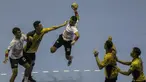 Atlet bola tangan Indonesia, Gilang Wiguna, berusaha memasukan bola saat melawan Hongkong pada laga Grup C Asian Games di GOR Popki, Jakarta Timur, Senin (13/8/2018). Indonesia kalah 17-40 atas Hongkong. (Bola.com/Vitalis Yogi Trisna)