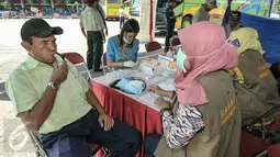 Pengemudi bus melakukan pemeriksaan di pos kesehatan Terminal Kampung Rambutan, Jakarta, Jumat (24/6). Dishub DKI Jakarta melakukan cek kesehatan pengemudi dan kelayakan armada bus jelang arus mudik Lebaran 2016. (Liputan6.com/Yoppy Renato)