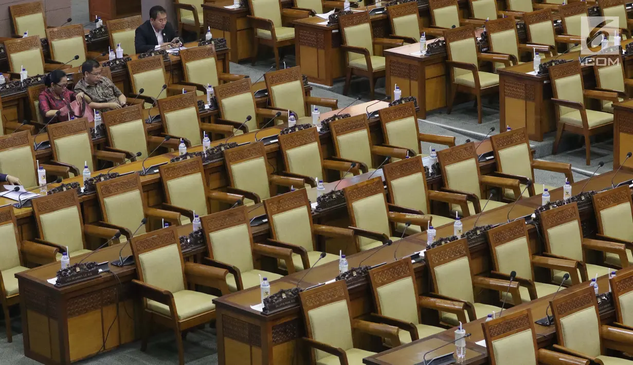 Anggota dewan mengikuti rapat paripurna ke-11 DPR RI tahun sidang 2019-2020 di Kompleks Parlemen, Jakarta, Kamis (26/9/2019). Paripurna tersebut mengambil keputusan terkait RUU Pengelolaan Sumber Daya Nasional (PSDN) untuk Pertahanan Negara. (Liputan6.com/Helmi Fithriansyah)