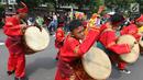 Seniman cilik memainkan alat musik tambur khas Minangkabau saat car free day (CFD) di Jakarta, Minggu (13/1). Pertunjukan tersebut untuk mengenalkan alat musik tradisional Nusantara kepada masyarakat. (Liputan6.com/Angga Yuniar)