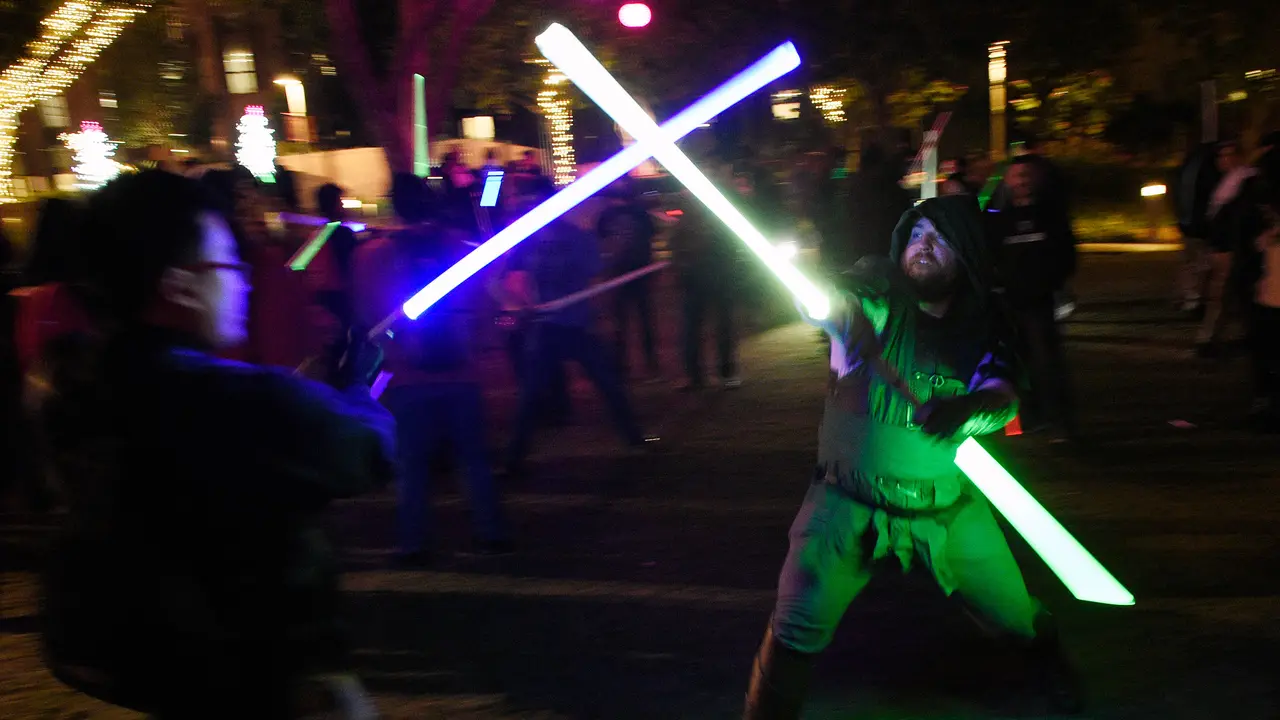 Meriahnya Perang Pedang Sinar Ala Film Star Wars di Los Angeles