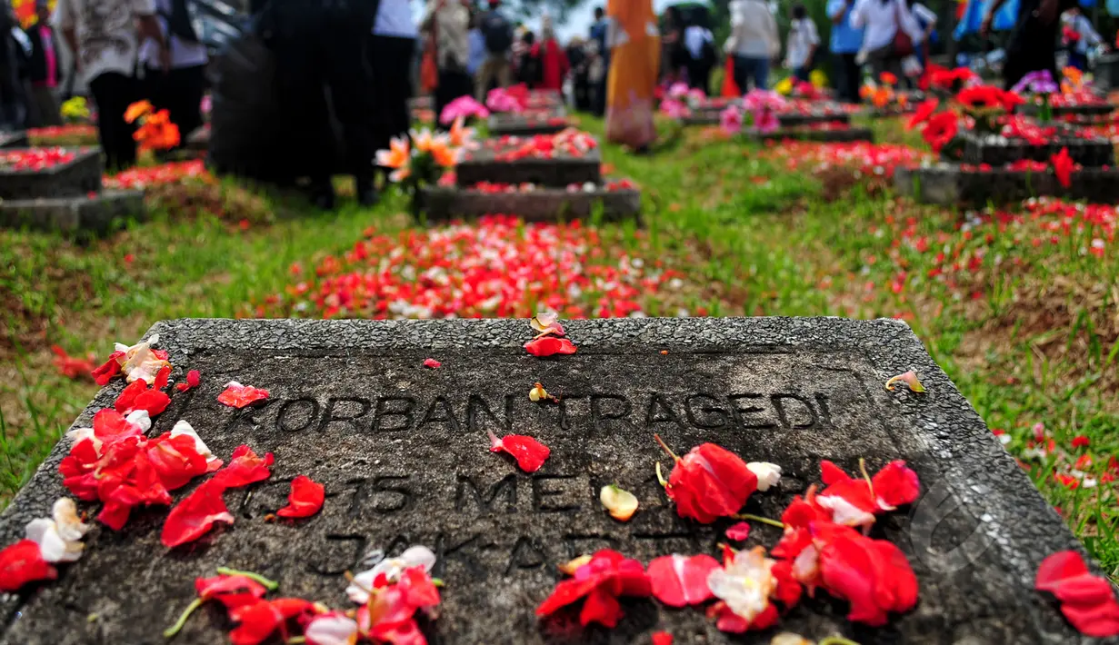 Suasana makam para korban Tragedi Mei 98 di TPU Pondok Ranggon, Jakarta Timur, Rabu (13/5/2015). Sebuah Prasasti dibangun di kawasan tersebut untuk menjadi pengingat negara agar tak terulang lagi. (Liputan6.com/Yoppy Renato)