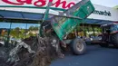 Petani menumpahkan truk penuh sampah dan kotoran di depan supermarket Casino di Sarlat, Perancis barat daya, sebagai bentuk demo di supermarket tersebut, Kamis (20/8/2015). (AFP PHOTO/Yohan Bonnet)
