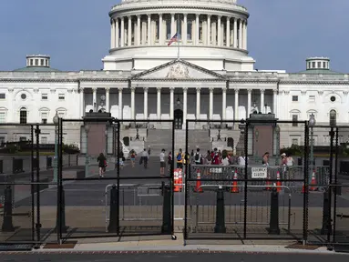 Gedung Capitol AS atau gedung Kongres AS terlihat di balik pagar keamanan sehari sebelum kunjungan Perdana Menteri Israel Benjamin Netanyahu ke Capitol Hill, di Washington, Selasa (23/7/2024). (AP Photo/Jose Luis Magana)