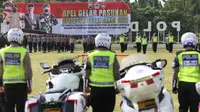 Gubernur Jateng Ganjar Pranowo, Pangdam IV Diponegoro Mayjen TNI Rudianto dan Wakapolda Jateng Brigjen Pol Abiyoso Seno Aji, saat melihat kesiapan pasukan. (Foto: Liputan6.com/Felek Wahyu)