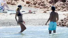 Janda penyanyi Seal, Heidi Klum, tak ada habisnya menunjukkan kemesraan bersama sang kekasih di tempat umum.