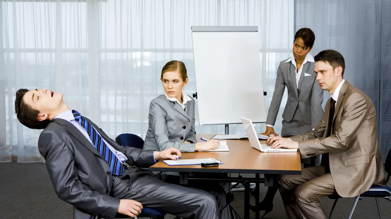 7 Alasan Kenapa Kamu Harus Tidur Siang di Kantor