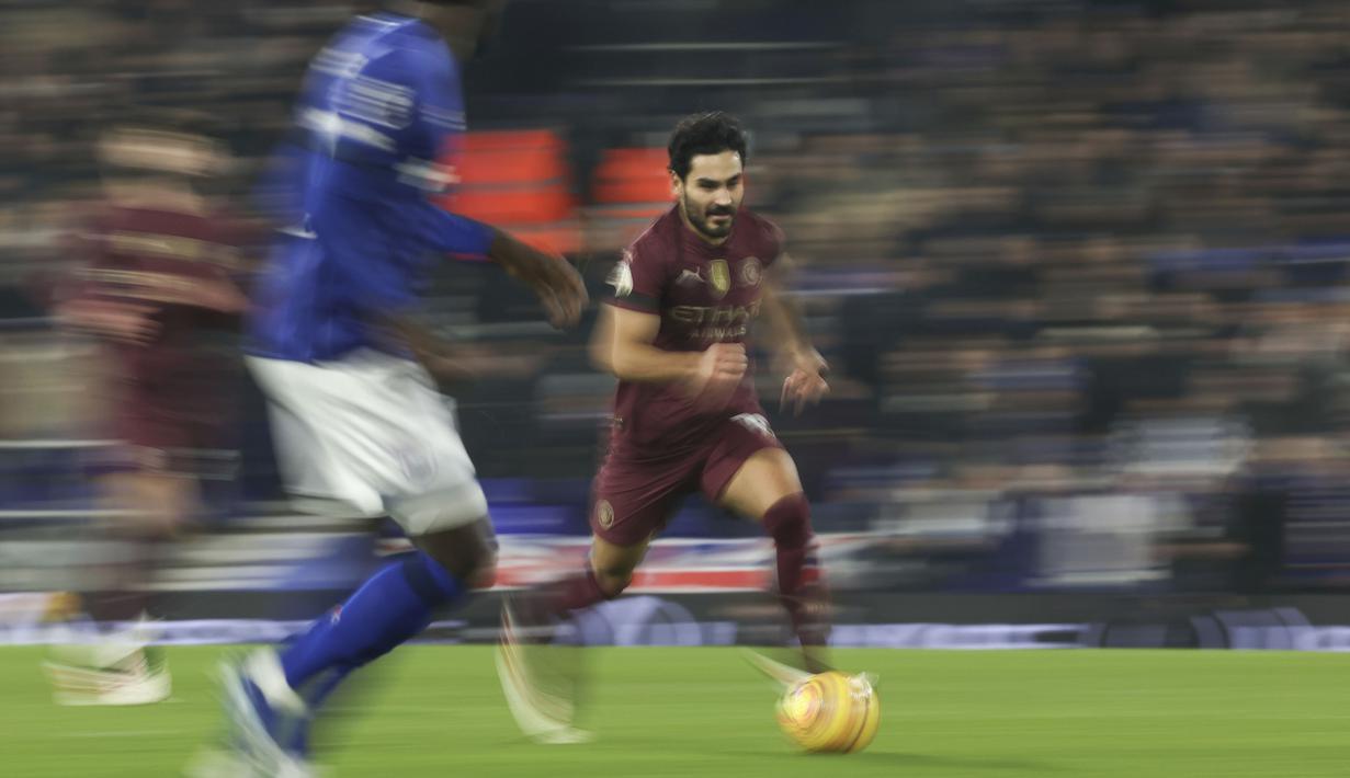 Pemain Manchester City, Ilkay Gundogan menggiring bola pada laga lanjutan Liga Inggris 2024/2025 melawan Ipswich Town di Portman Road, Ipswich, Inggris, Senin (20/01/2025) dini hari WIB. (AP Photo/Ian Walton)